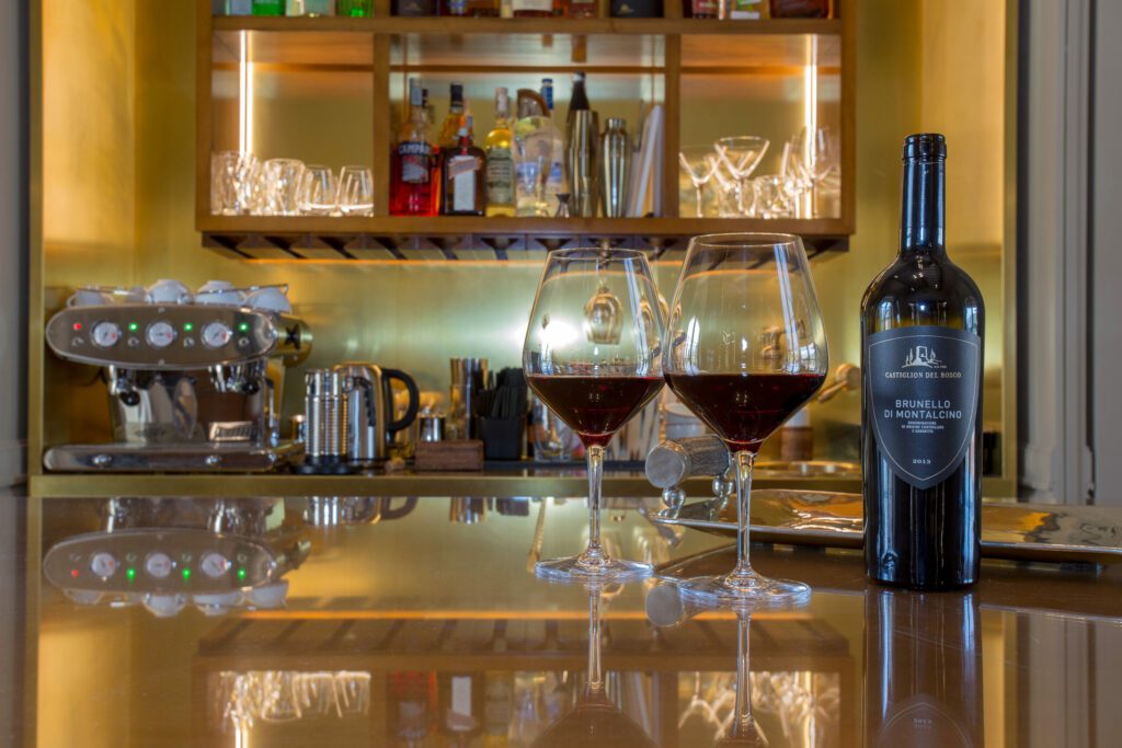 Wein im Club-Haus. Foto Rosewood Castiglion del Bosco