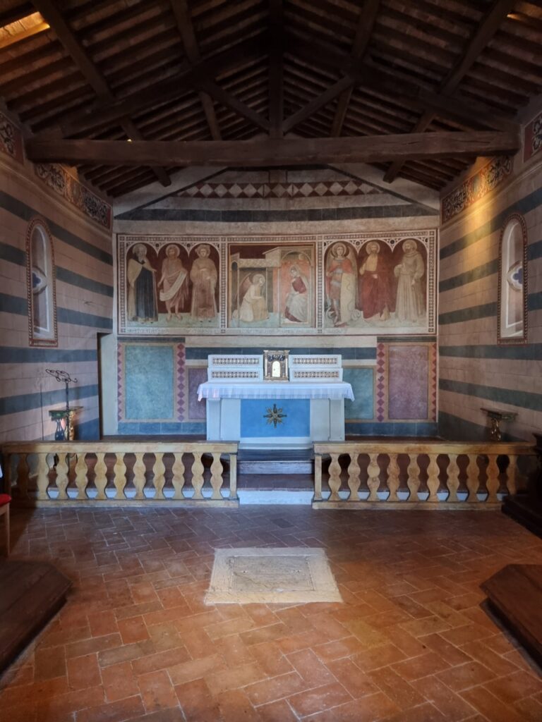 Der Altar der alten Kapelle auf Castiglion del Bosco. Foto Kai Wunner