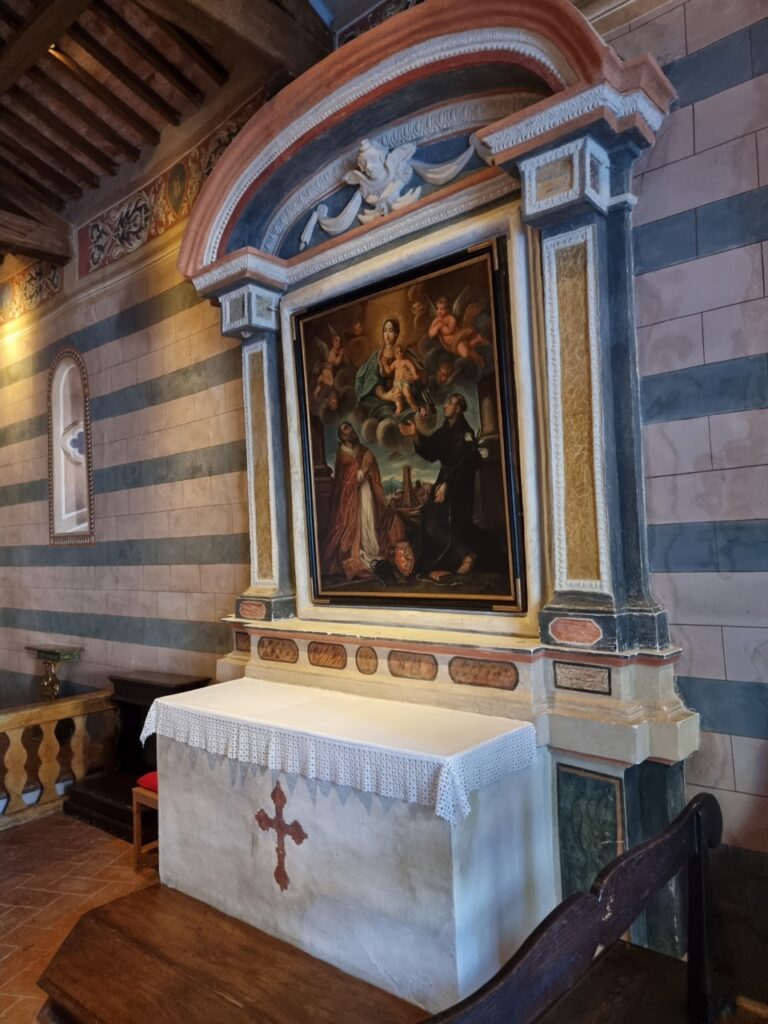 Der Altar der alten Kapelle auf Castiglion del Bosco. Foto Kai Wunner