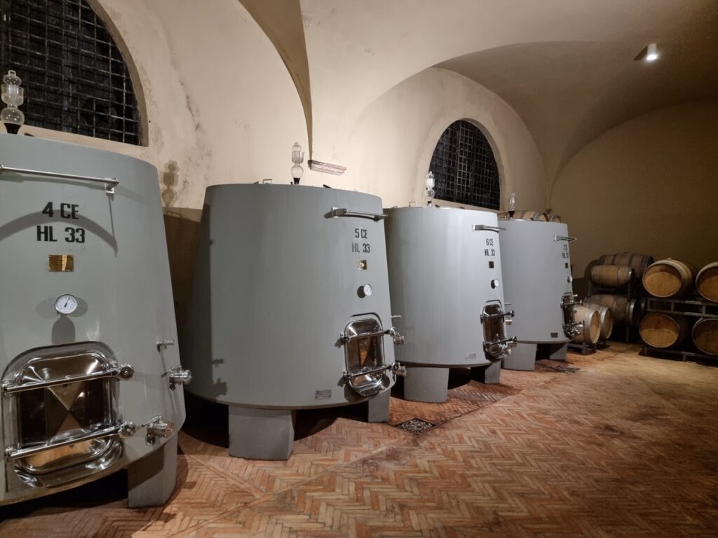 Betonfässer im Weinkeller Castiglion del Bosco. Foto Kai Wunner